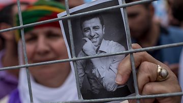 Selahattin Dermitasin kuvaa pidetään kädessä mielenosoituksessa.