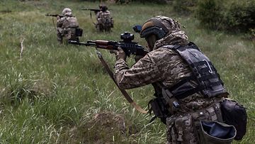 Ukrainan sotilaita taisteluharjoituksissa Donetskin alueella toukokuussa. Kuvituskuva.