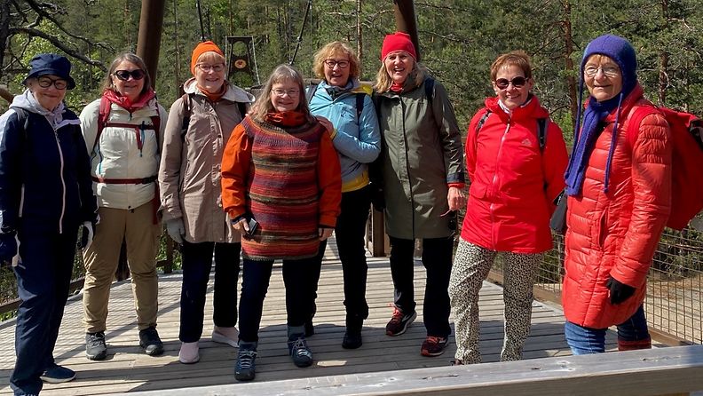 Aktivistimummot tekevät työtä ilmastonmuutosta vastaan. Kuvassa mummot Repoveden kansallispuistossa Kaakkois-Suomessa 2023.