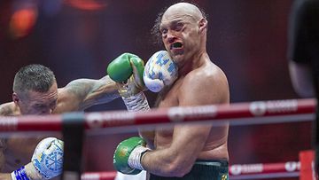 Tyson Fury sai karmean selkäsaunan Oleksandr Usykilta MM-ottelun 9. erässä. 