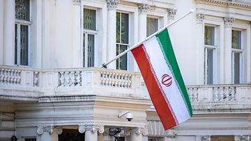 Iran lippu puolitangossa