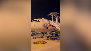 Työkaverit siirsivät portaita – lentokoneesta poistunut työntekijä mätkähti asfaltille Jakartassa