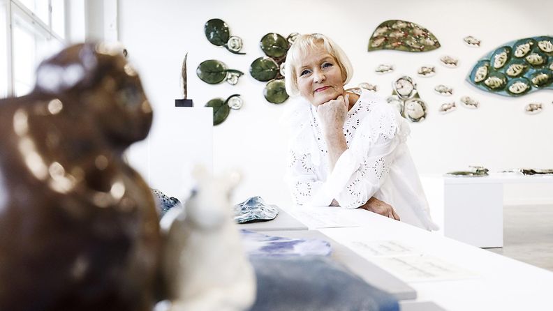 LK 22.5.2024 Taiteilija Heljä Liukko-Sundström esittelee uutta näyttelyään Helsingissä 13. kesäkuuta 2018. Näyttely koostuu uusista uniikkiteoksista, jotka jatkavat legendaarisen Arabian taide-osaston perintöä.