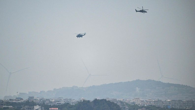 Kiinan sotilashelikoptereita Pingtanin saaren yläpuolella toukokuussa. Kuvituskuva.