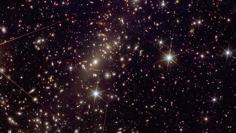 Euclidin kuva 2,7 miljardin valovuoden päässä sijaitsevasta Abell 2390 -galaksijoukosta.