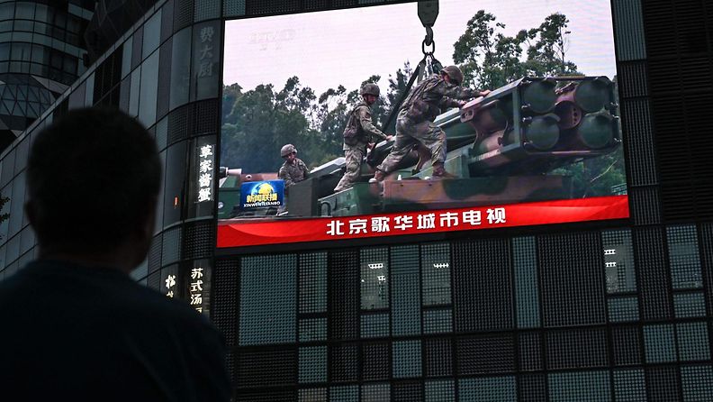 Uutiskuvaa Kiinan armeijan sotaharjoituksesta.