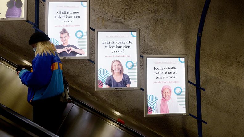 Yhteishaun mainoksia metroasemalla Helsingissä helmikuussa 2022. 