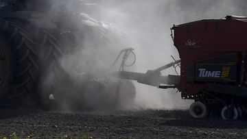 LK 24.5.2024  Maanviljelijä peltotöissä kuivalla vuokrapellolla Haapajärvellä 13. kesäkuuta 2020.