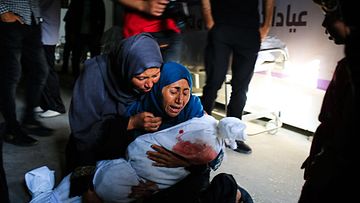 Nainen piteli Israelin iskussa kuolleen lapsen ruumista sairaalassa Tel al-Sultanissa, Rafahissa, 26. toukokuuta 2024.