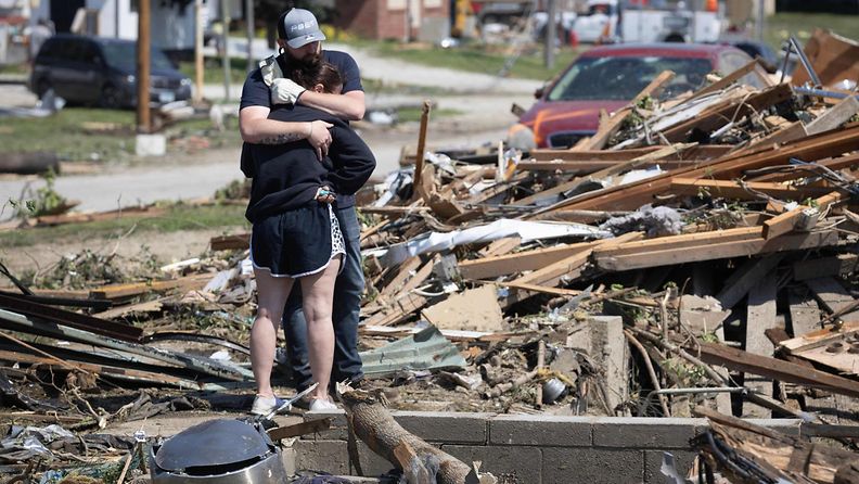 Ihmisiä tuhoutuneen kotinsa raunioissa tornadon kuljettua asuinalueen läpi Greenfieldissä, Iowassa 22. toukokuuta 2024.
