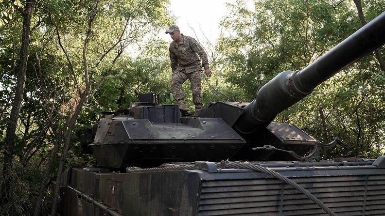 Leopard 2 -taistelupanssarivaunu syyskuussa 2023 Etelä-Ukrainassa.