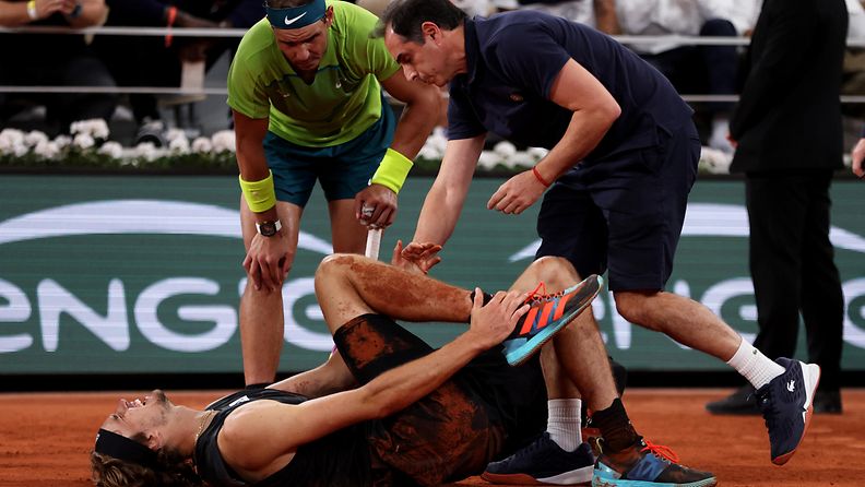 Alexander Zverev loukkasi nilkkansa vakavasti Ranskan avoimissa kesällä 2022. Rafael Nadal jännitti takana. 