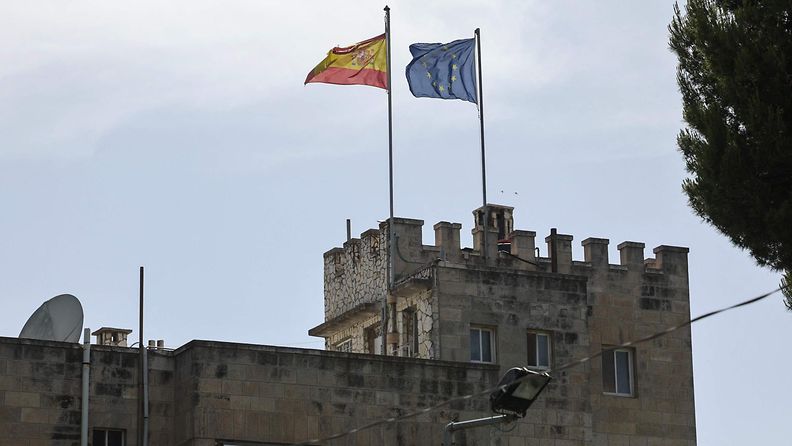 Espanjan ja EU:n liput liehuivat Espanjan Jerusalemin konsulaatissa Sheikh Jarrahin alueella Itä-Jerusalemissa 22. toukokuuta 2024.