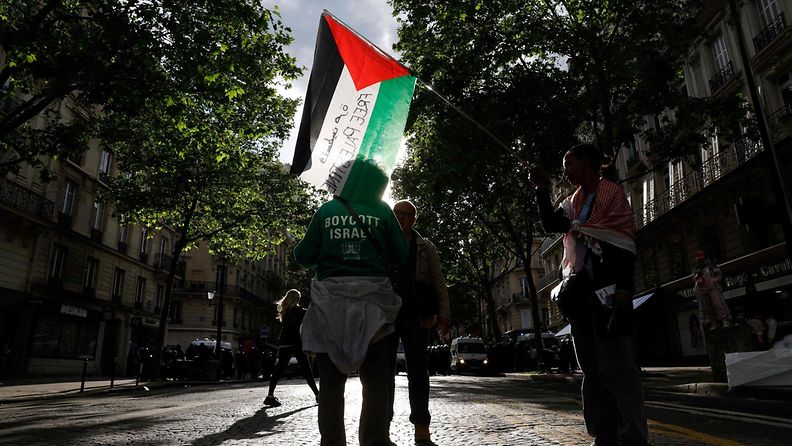 Mielenosoittaja heilutti Palestiinan lippua Pariisissa maanantaina 27. toukokuuta 2024.