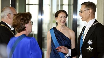 Presidentti Alexander Stubb ja puoliso Suzanne Innes-Stubb juttelivat Viron presidentin Alar Kariksen ja puolison Sirje Kariksen kanssa juhlaillallisella Tallinnassa 27. toukokuuta 2024.