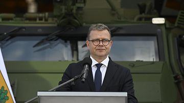 Pääministeri Petteri Orpo Patrian Latvian tehtaan avajaisissa 24. toukokuuta.