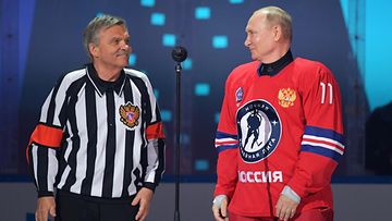 Réne Fasel (vas.) ja Vladimir Putin ovat lämpimissä väleissä. Fasel sai helmikuussa 2023 myös Venäjän kansalaisuuden. Kuva toukokuulta 2021. 