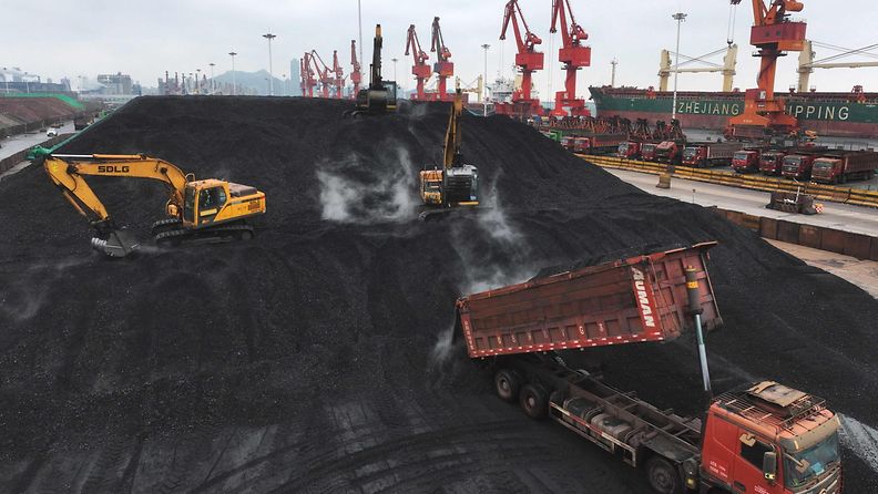 Hiiltä lastattiin laivasta hiiliterminaalissa Lianyungangin satamassa Kiinassa joulukuussa 2023.