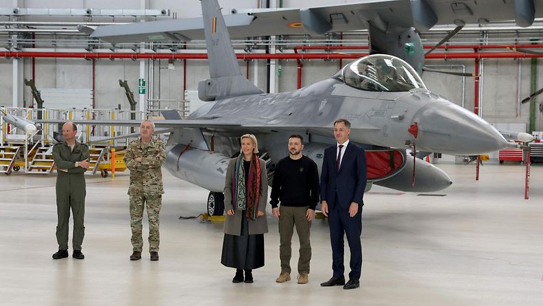 Ukrainan presidentti Volodymyr Zelenskyi vieraili Belgiassa tiistaina. Belgia on luvannut antaa Ukrainalle 30 F-16-hävittäjää.