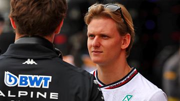 Mick Schumacher on edelleen tuttu näky F1-varikoilla. 