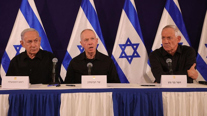 Israelin sotakabinetin jäsenet Benjamin Netanjahu (vas.), Yoav Gallant ja Benny Gantz.