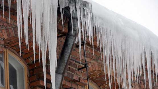 Asuintaloilta roikkuvat jääpuikot kielivät ongelmista itse asunnossa.