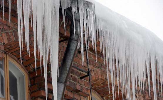 Asuintaloilta roikkuvat jääpuikot kielivät ongelmista itse asunnossa.