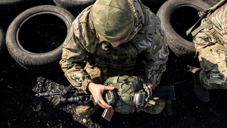 Ukrainan armeijan sotilas taisteluharjoituksissa lokakuussa 2023.