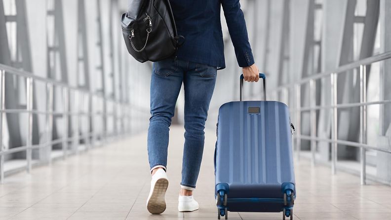 matkustaja lentokentällä matkalaukkuineen