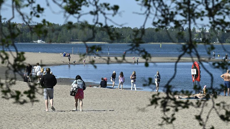 LK Ulkoilijat nauttivat kauniista aurinkoisesta ja lämpimästä säästä Hietaniemen rannalla