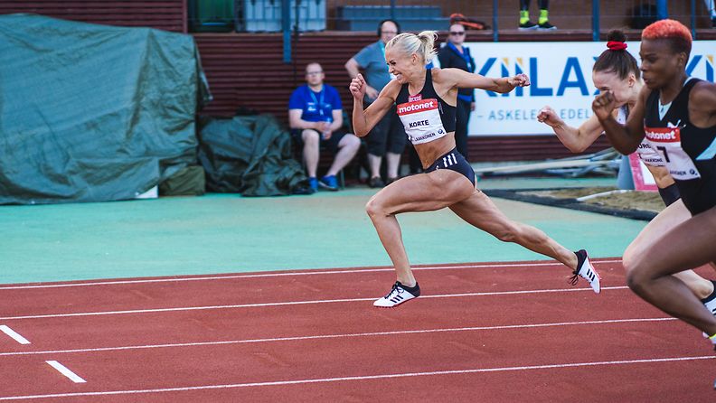 Annimari Korte venytti Suomen ennätykseen 12,72 Joensuussa heinäkuussa 2019. Sittemmin Reetta Hurske (kesk.) on pinkonut kovempaa. 