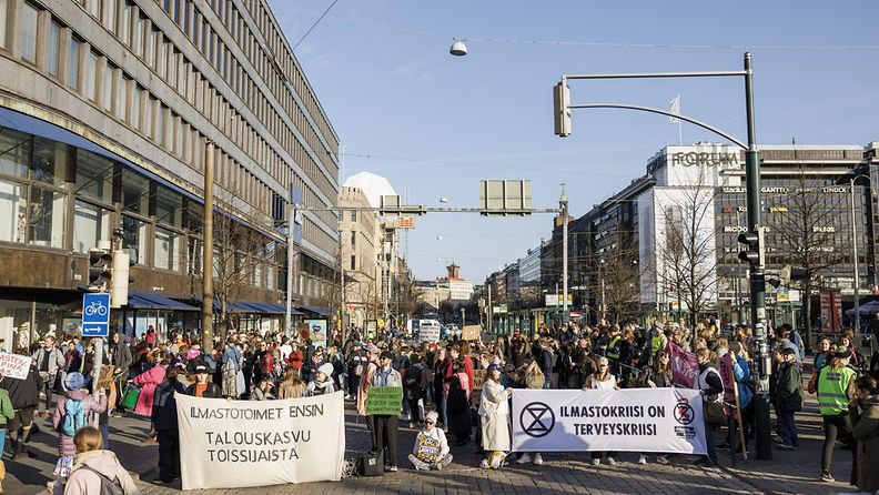Ympäristöliike Elokapinan Ylikulutuskapina-mielenosoitus Helsingin Mannerheimintiellä 6. toukokuuta 2022.