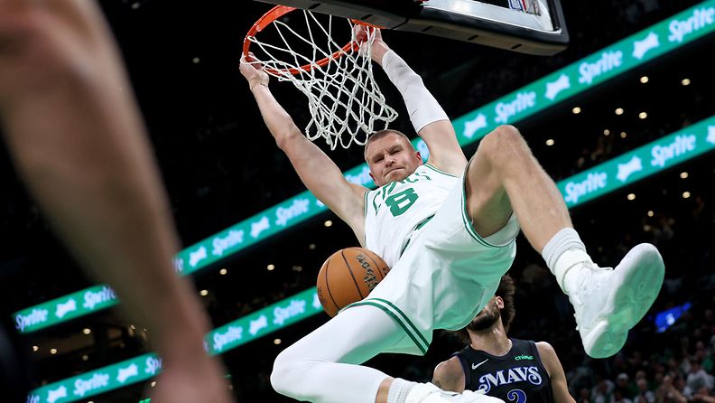 Celticsin Kristaps Porzingis oli yksi avausfinaalin hahmoista. 