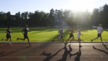 LK 8.6.2024 Nuorten aikuisten perustama juoksuyhteisö harjoittelemassa Espoossa 3. kesäkuuta 2024