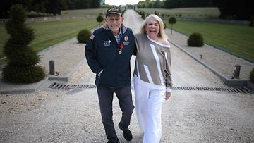 LK 8.6.2024 Satavuotias toisen maailmansodan amerikkalaisveteraani Harold Terens meni naimisiin 96-vuotias Jeanne Swerlin kanssa Carentan-les-Maraisin kaupungissa.