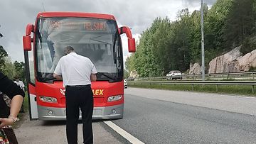 Onnibussin ilmajousitus hajosi Turun moottoritiellä 8.6.2024. Lukijan kuva
