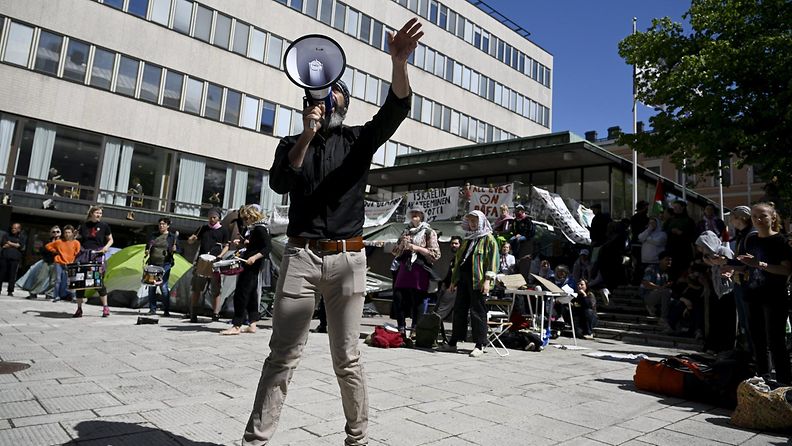 Israelin yliopistojen boikottia vaativat Students for Palestine -liikkeen mielenosoittajia Helsingin yliopiston Porthania-rakennuksen edustalla 12. kesäkuuta 2024.
