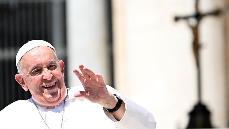 Paavi tervehtii kannattajiaan Vatikaanissa 12. kesäkuuta.