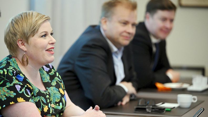 Puheenjohtaja Annika Saarikko sekä puheenjohtajaehdokkaat Antti Kaikkonen ja Tuomas Kettunen Helsingissä kesäkuussa.