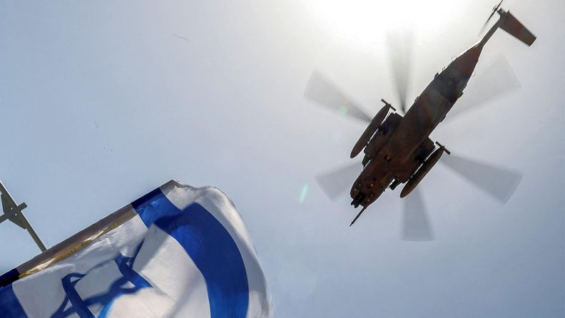 Helikopteri ja Israelin lippu.