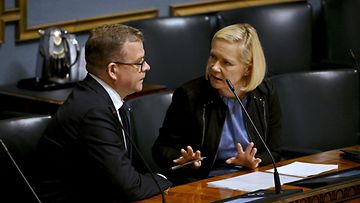 Pääministeri Petteri Orpo (kok.) ja sisäministeri Mari Rantanen (ps.) eduskunnassa toukokuussa.