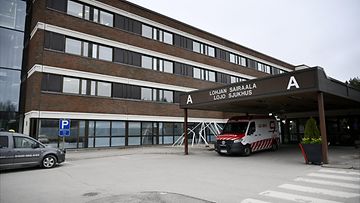 Ambulanssi Lohjan sairaalarakennuksen edessä.