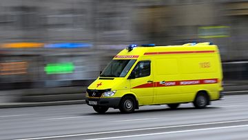 LK 17.6.2024 Ambulanssi ajaa kadulla Moskovassa 10. huhtikuuta 2020.