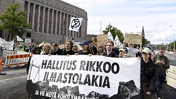 LK 18.6.2024 Ympäristöliike Elokapina järjesti Myrskyvaroitus-kampanjansa toisen massamielenosoituksen Helsingissä 11. kesäkuuta 2024. Mielenosoittajat lähtivät liikkeelle neljästä eri paikasta - kuvassa Eduskuntatalolta.