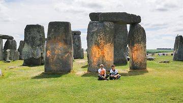 Britanniassa ympäristöaktivistit töhrivät Stonehengeä oranssilla aineella