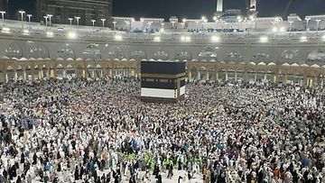 Hajj-pyhiinvaelluksella olevat muslimit kiertävät Kaaba-temppeliä, joka on muslimien pyhin paikka.