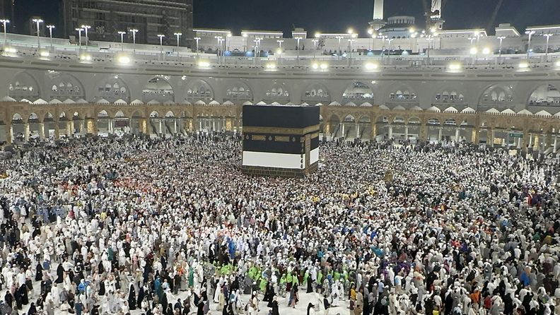 Hajj-pyhiinvaelluksella olevat muslimit kiertävät Kaaba-temppeliä, joka on muslimien pyhin paikka.