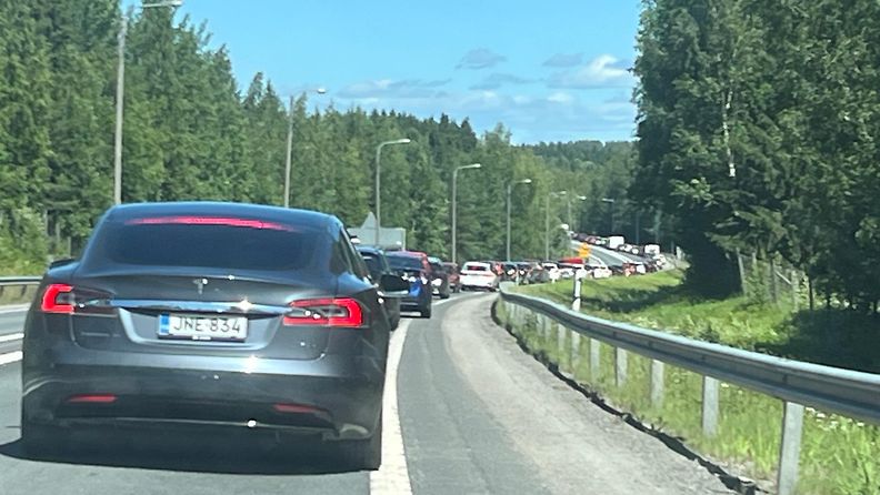 Onnettomuus ruuhkauttaa liikennettä Tampereen ja Jyväskylän välillä
