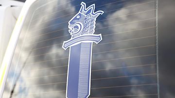 LK 22.6.2024  Poliisin miekkaleijona-symboli poliisiauton ikkunassa, kuvattuna Lounais-Suomen poliisilaitoksen kuvituskuvatapahtumassa Turussa 7. lokakuuta 2022.