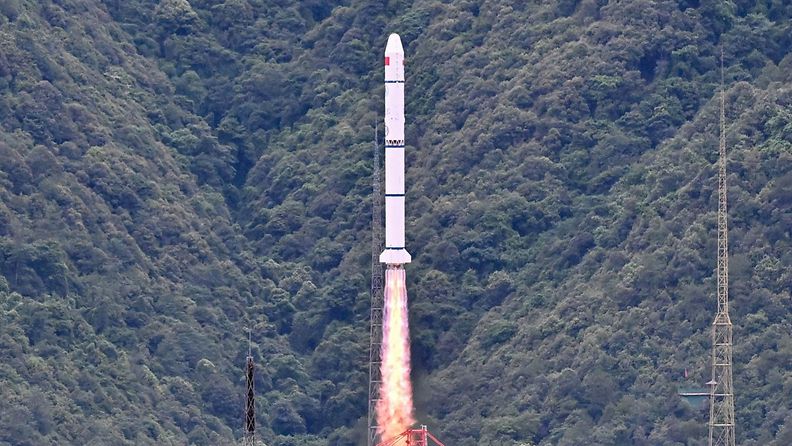 LK 22.6.2024 Kiinan ja Ranskan yhdessä kehittämä SVOM-satelliitti (Space Variable Objects Monitor) lähtee Xichangin avaruustukikohdasta Kiinan lounaisessa Sichuanin maakunnassa 22. kesäkuuta 2024.